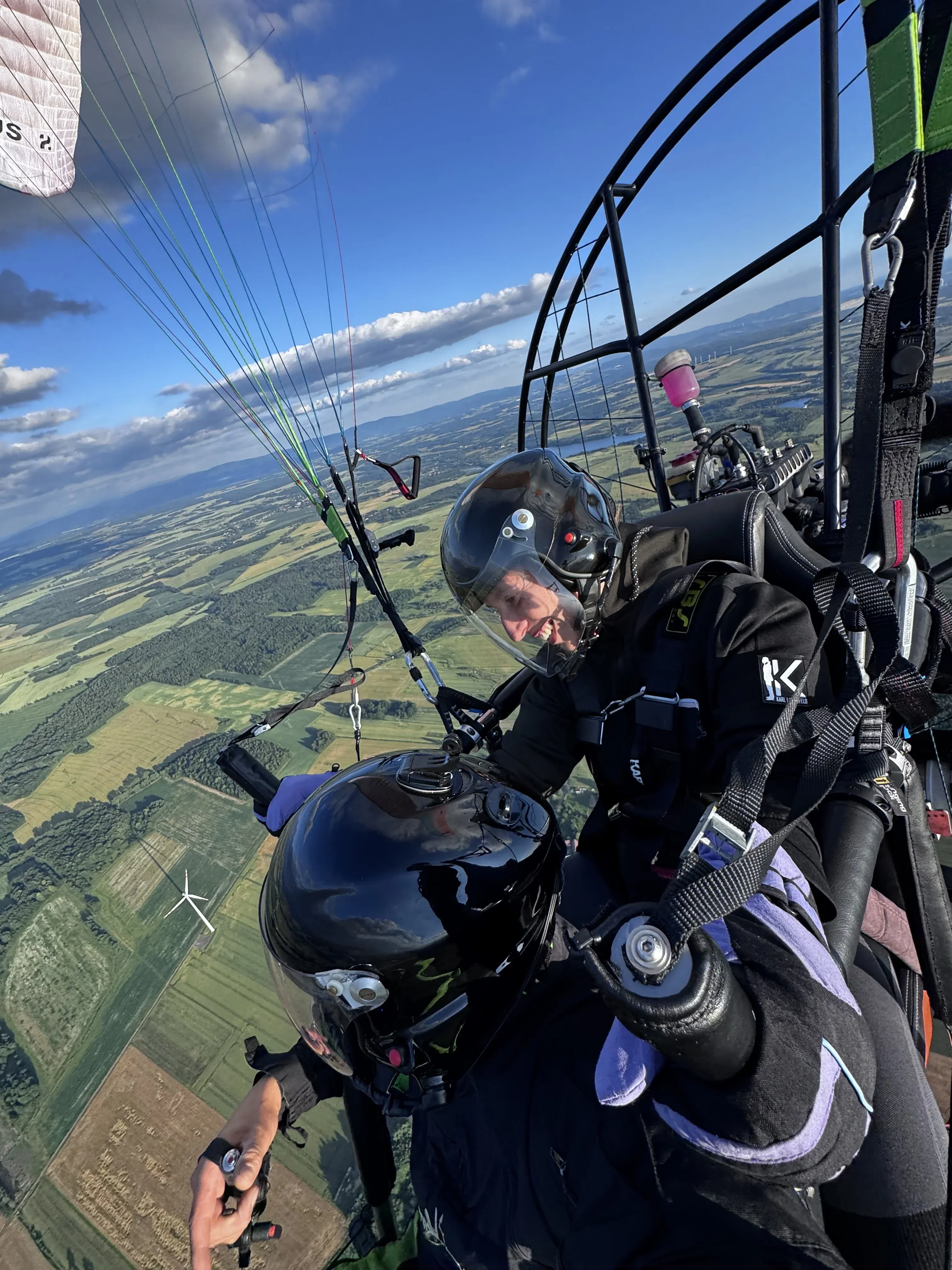 Lot paralotnią nad polami