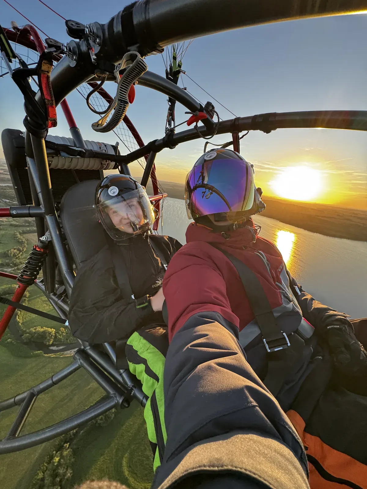 Pilot i pasażer podczas lotu widokowego o zachodzie słońca